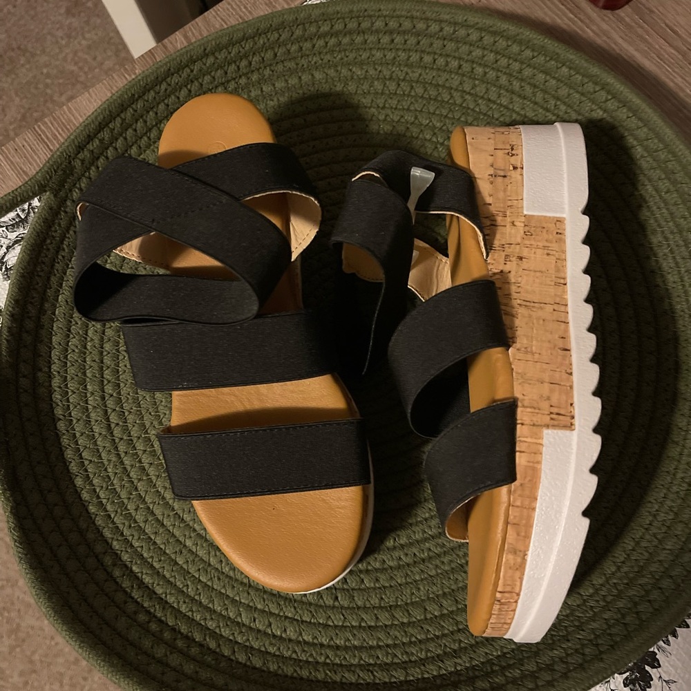 Black wedges